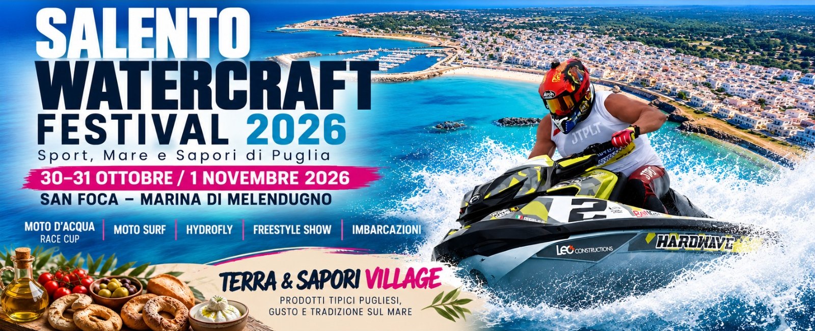 Salento Watercraft Festival 2026 – Sport, Mare e Sapori di Puglia. 30–31 ottobre e 1° novembre 2026, San Foca, marina di Melendugno. Moto d’acqua Race Cup, moto surf, hydrofly, freestyle show, imbarcazioni. Terra & Sapori Village: prodotti tipici pugliesi, gusto e tradizione sul mare. In primo piano un pilota in gara sulla moto d’acqua Hardwave davanti alla costa di San Foca.
